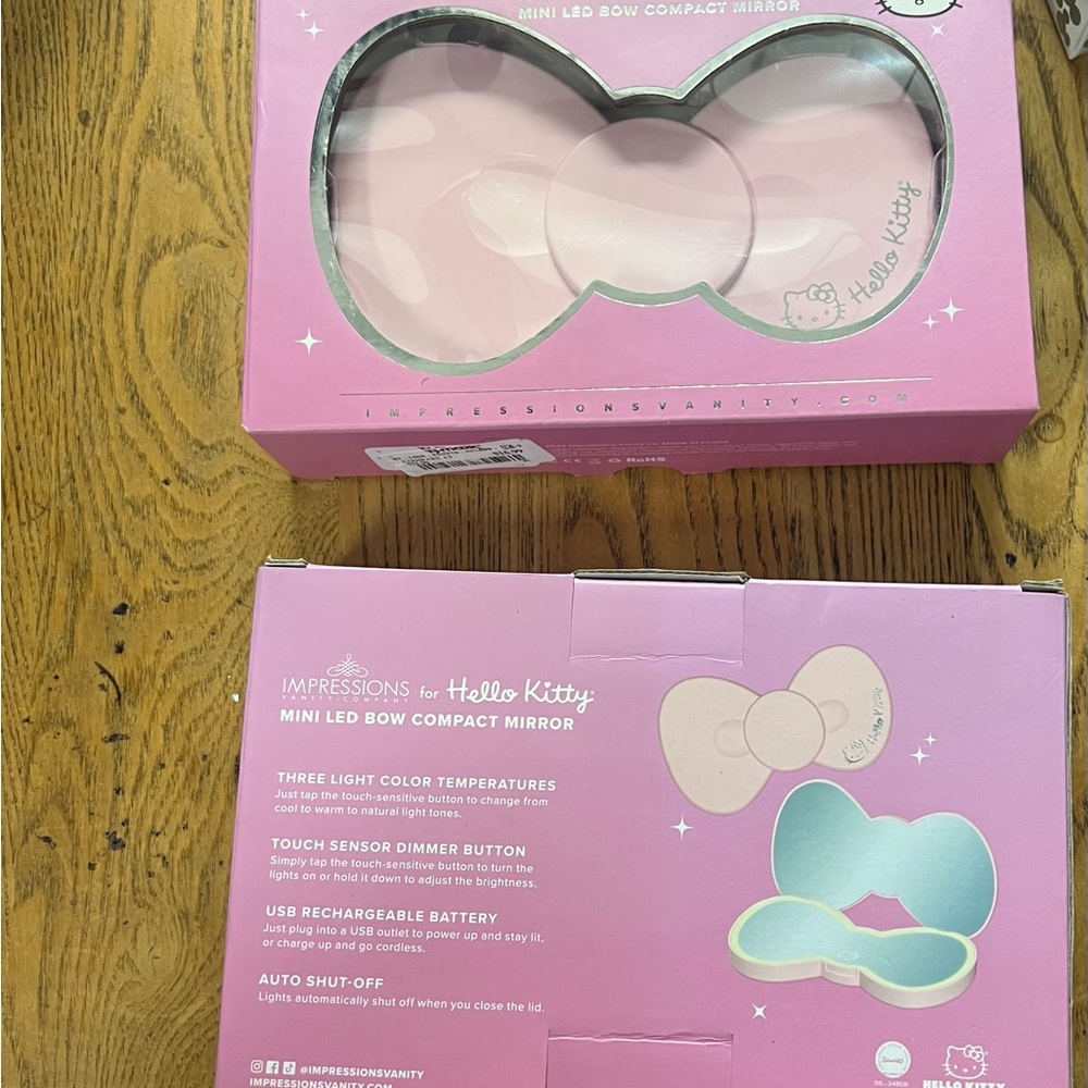Hello Kitty Mini LED Bow Compact Mirror - Picture 3 of 4